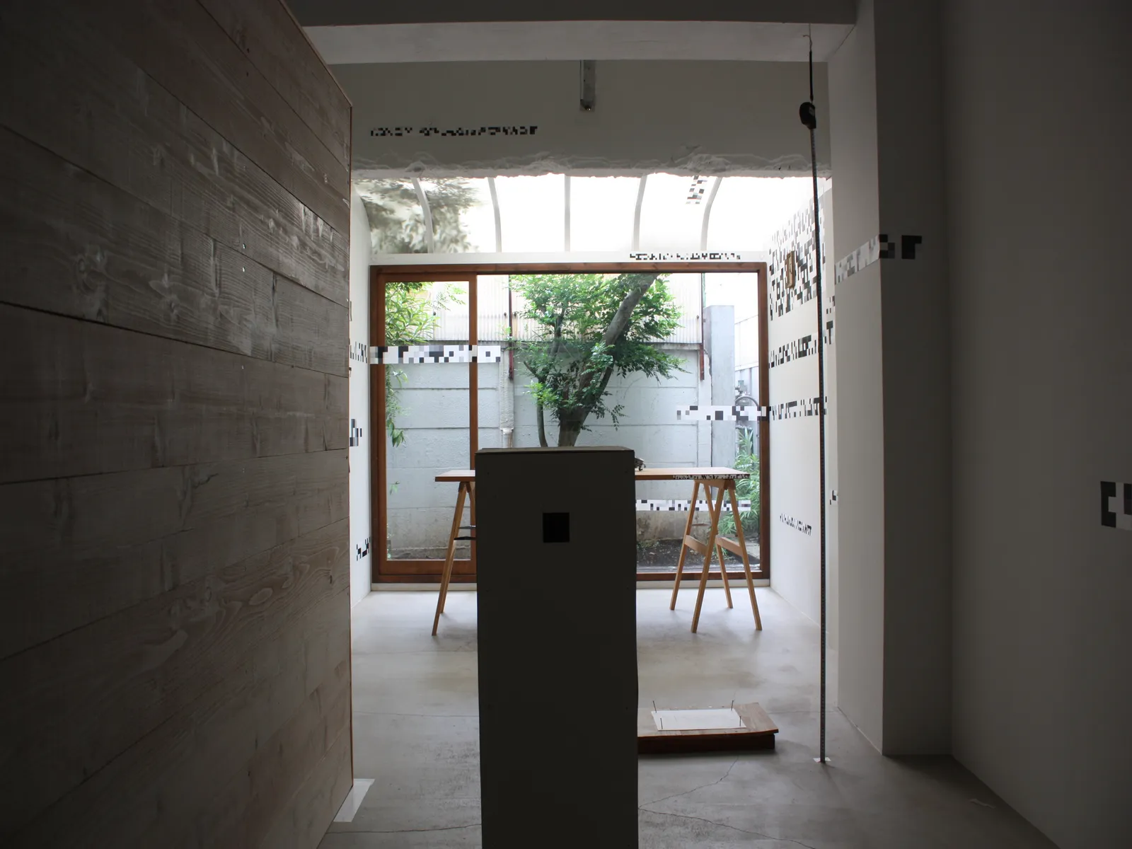 REAL_copy installation room with a wooden wall and a box with a hole